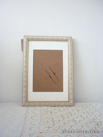 DECORATION/CADRE BEIGE ET BLANC